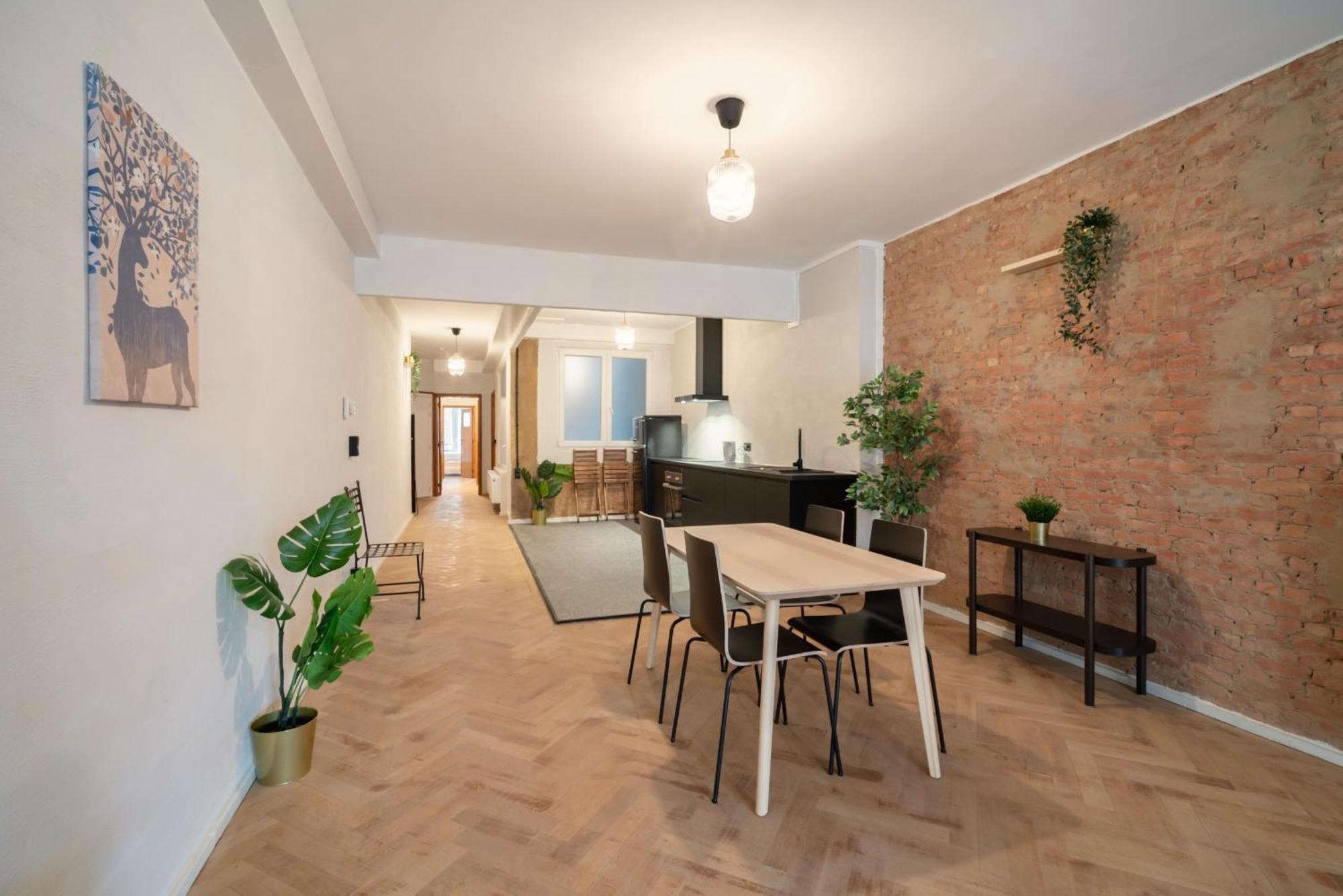 Two-Bedroom Apartments In The Heart Of Anversa Esterno foto